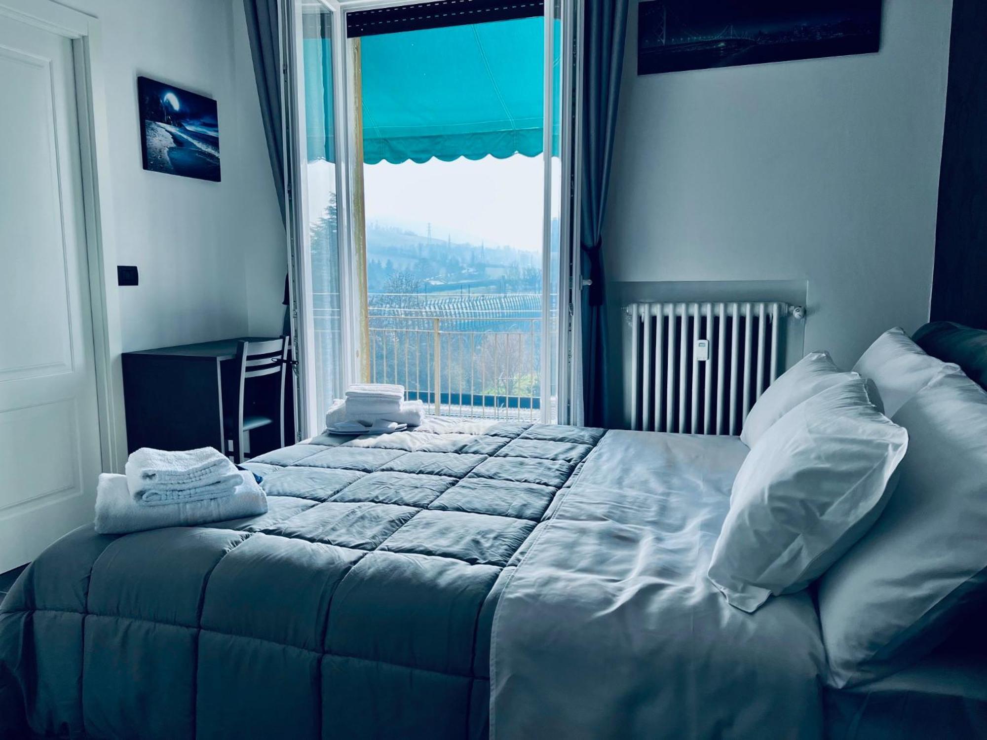 Bed and Breakfast Seven Nights Bolonia Exterior foto